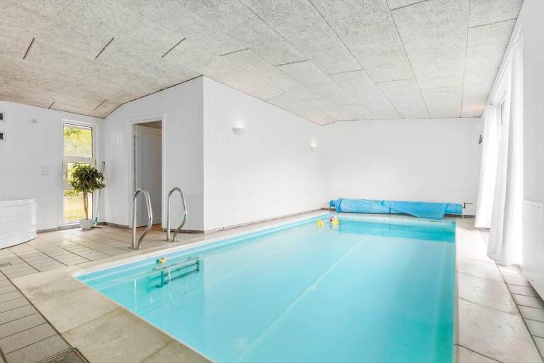 Vacation home with pool, BBQ & jacuzzi — photo 3