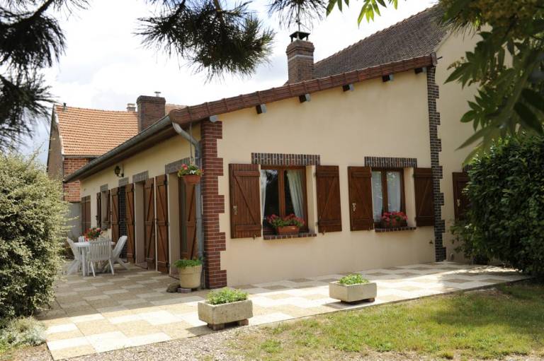 Gite with barbeque, garden & terrace in Troyes