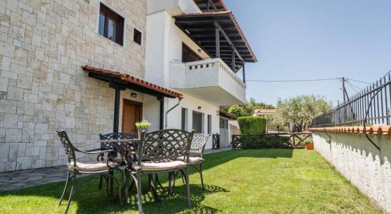 Holiday apartment with yard & jacuzzi — photo 4