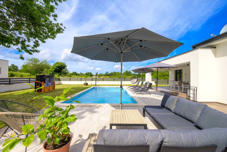 Villa with grill, pool & terrace — photo 2