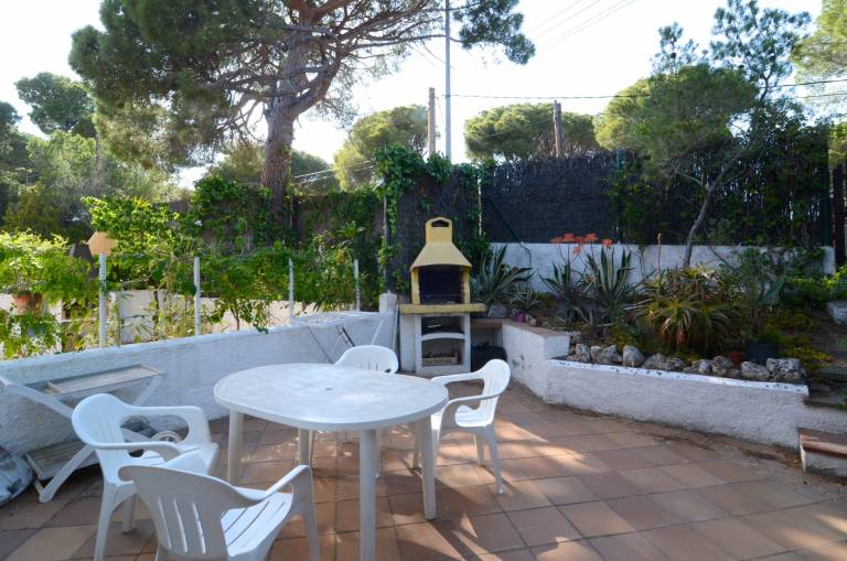 House with patio, grill & yard — photo 2