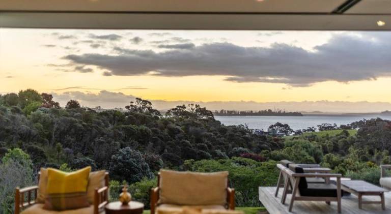 Villa with hot tub in Auckland