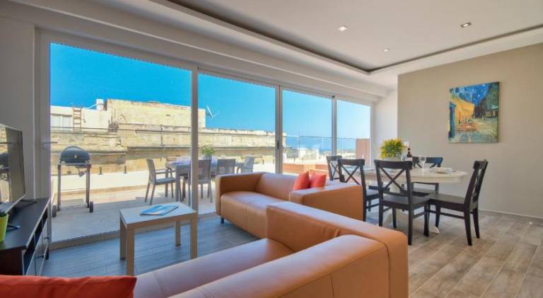 Valletta Luxe 3-Bedroom Duplex Penthouse with Sea View Terrace and Jacuzzi — photo 2