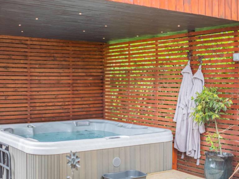 Lovely lodge with hot tub & garden | Pets allowed — photo 2