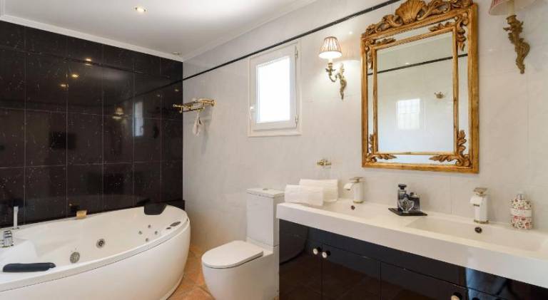 Holiday apartment with pool, garden & patio | Good for workation | Pet-friendly — photo 2
