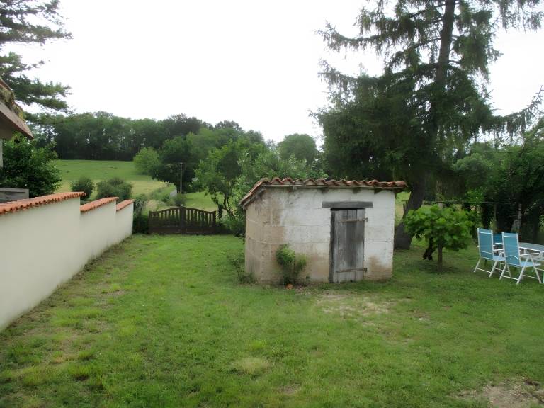 Family-oriented vacation home with yard & grill | Garden view | Pets allowed — photo 3