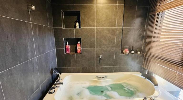 Rental apartment with hot tub & pool | Pet-friendly — photo 3