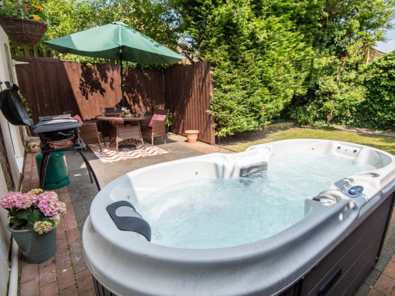 Cottage with yard, barbecue & jacuzzi in Bideford