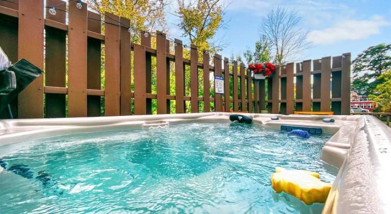 1Downtown Spot Walk to Beach, Hot Tub & Pets OK — photo 4