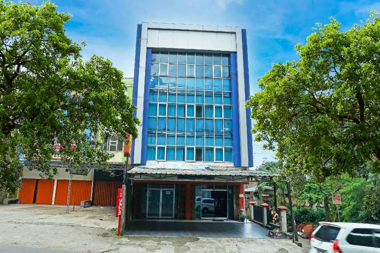 OYO 90390 Hotel Rd Premium