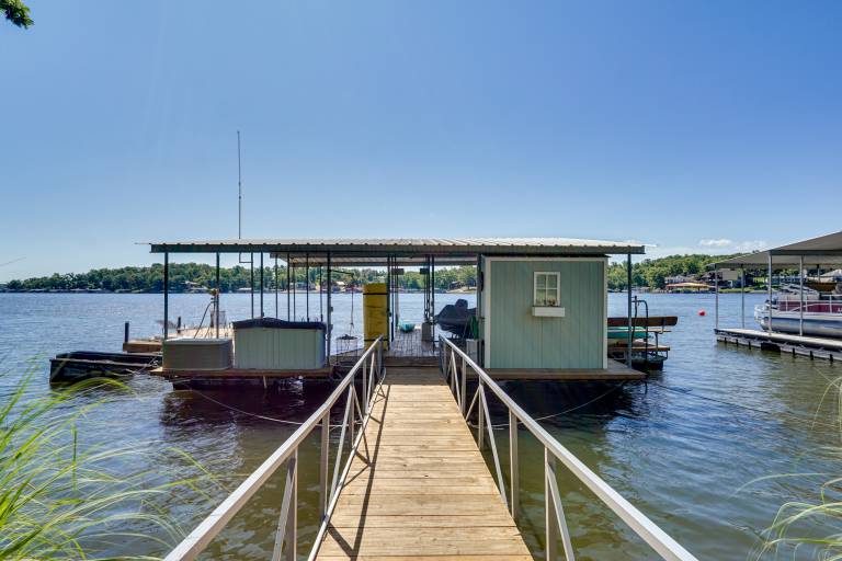 Lakefront & Dog-Friendly Gem in Gravois Mills — photo 2