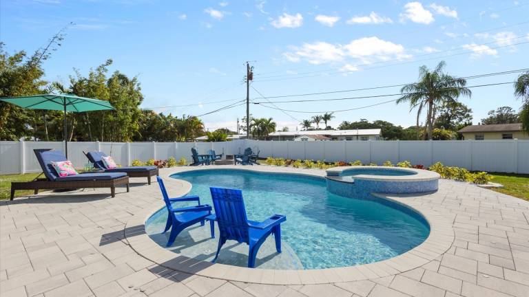 Premium Modern Pool Home- 1 Mile to Downtown & 3 Miles to Beaches — photo 2