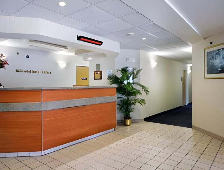 Americas Best Value Inn & Suites Racine — photo 2