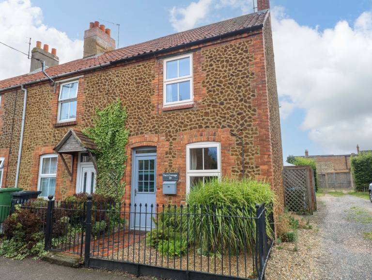 Cottage with terrace, yard & grill | Beach view in Hunstanton