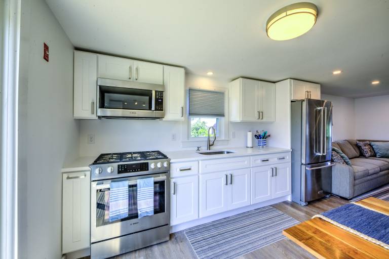 House with patio & grill | Water view — photo 4