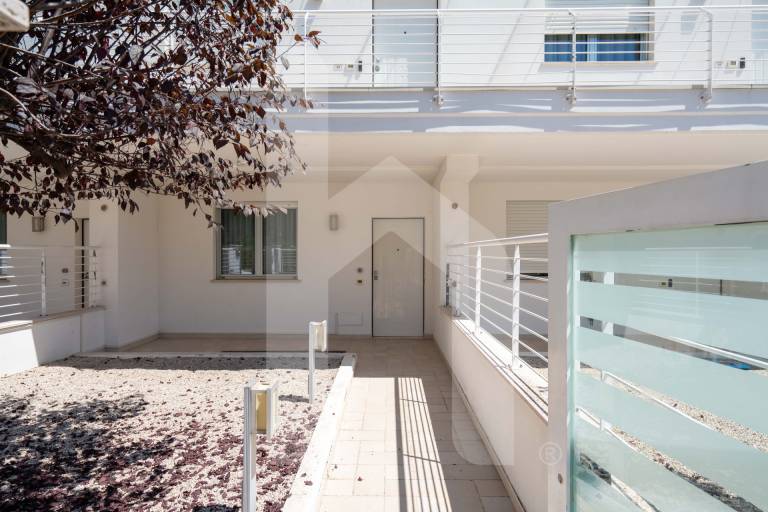 Apartment with terrace, pool & yard | Sea view | Next to the beach | Pets allowed — photo 3