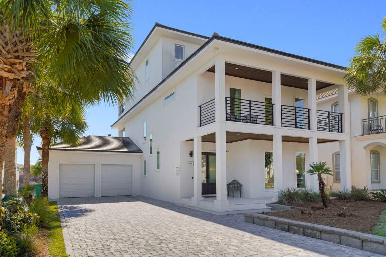 Water's Edge - Luxury Lakefront Beach House with Private Pool & Community Amenities — photo 4