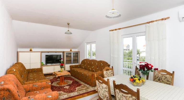 Pleasant apartment with terrace | Pet-friendly in Konavle