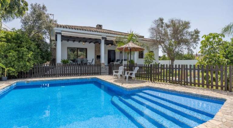 Fully equipped wonderful house with yard, patio & private pool | Suitable for remote work | Pets are welcome in Chiclana de la Frontera