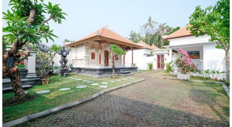Villa with pool — photo 3