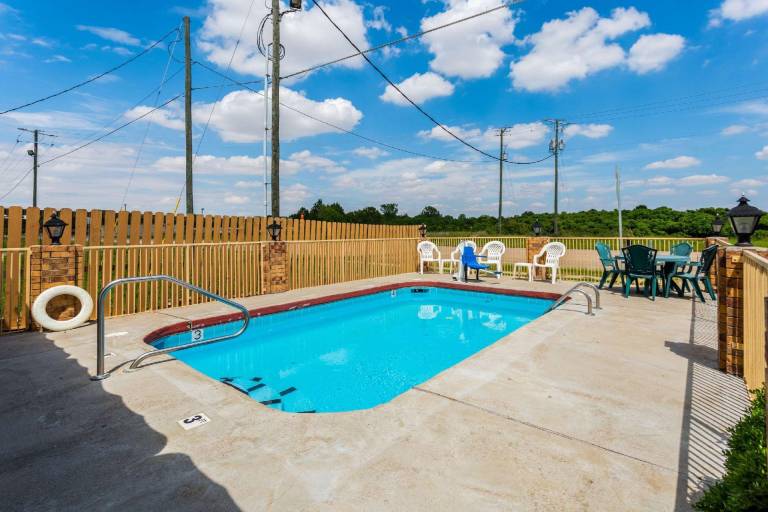 Econo Lodge & Suites Brinkley — photo 5