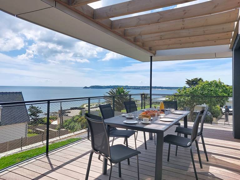 La terrasse vue mer, dressée pour un repas