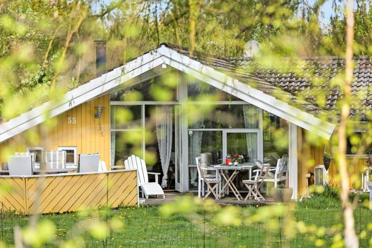 Family-friendly charming house with patio | Pet-friendly in Stege