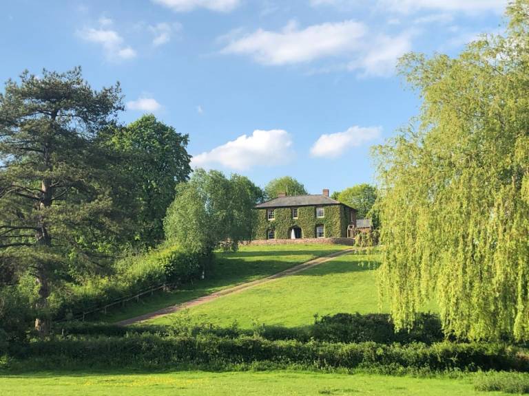 Cottage with terrace, yard & grill in Taunton