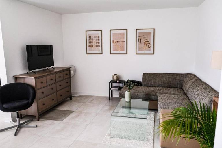 Neue moderne Wohnung mit WiFi Balkon und Boxspringbett