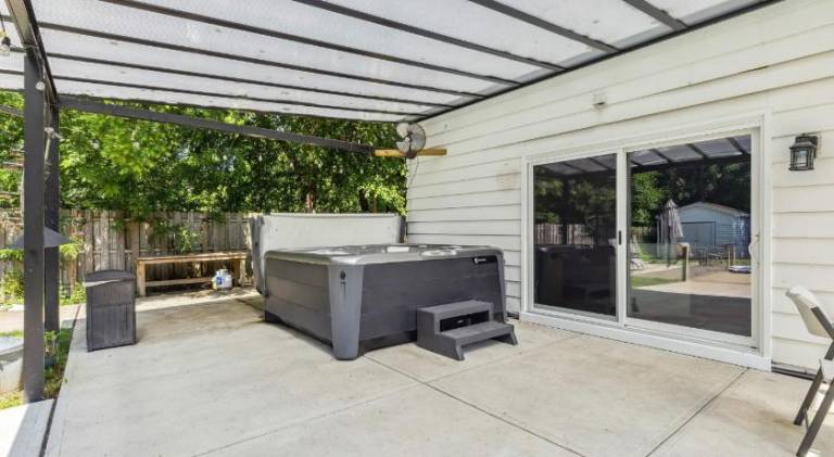 House with pool in Mayfield, OH