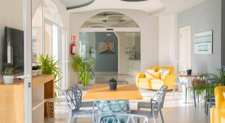 Apartment with terrace, pool & yard — photo 4