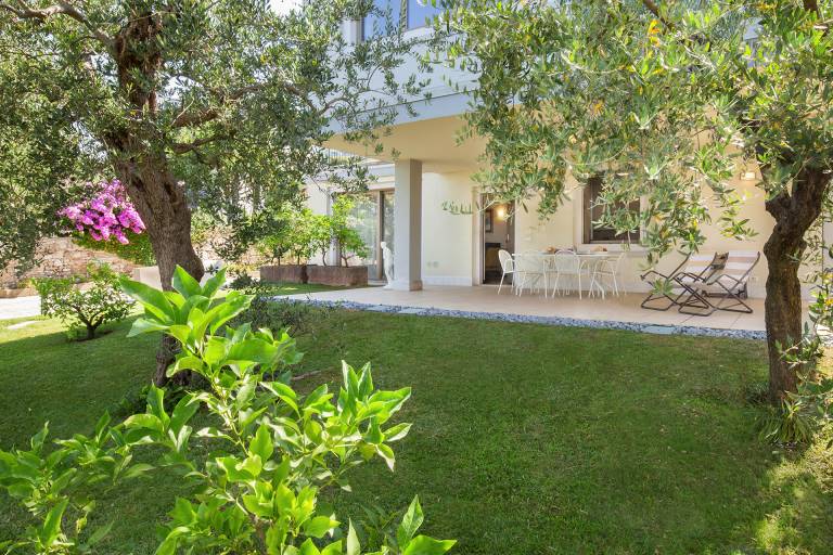 Rental apartment with yard, pool & terrace — photo 3