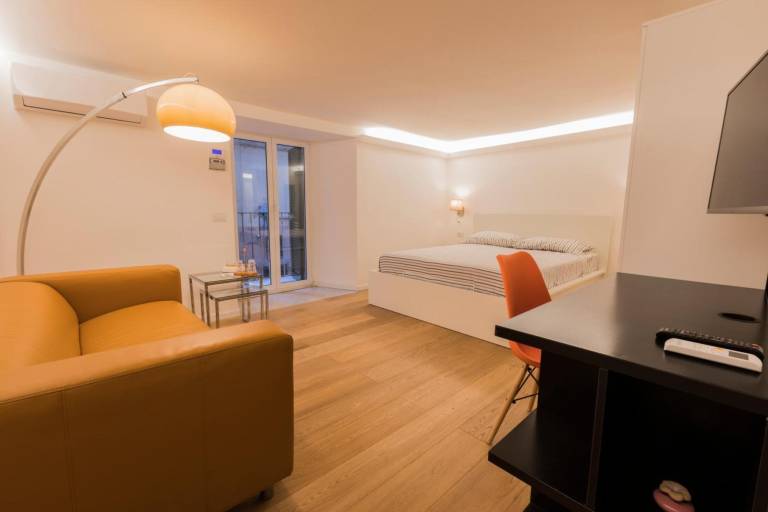 Apartment 'Fabrizio Ai Gradoni Di Chiaia' with Balcony, Wi-Fi and Air Conditioning in Naples