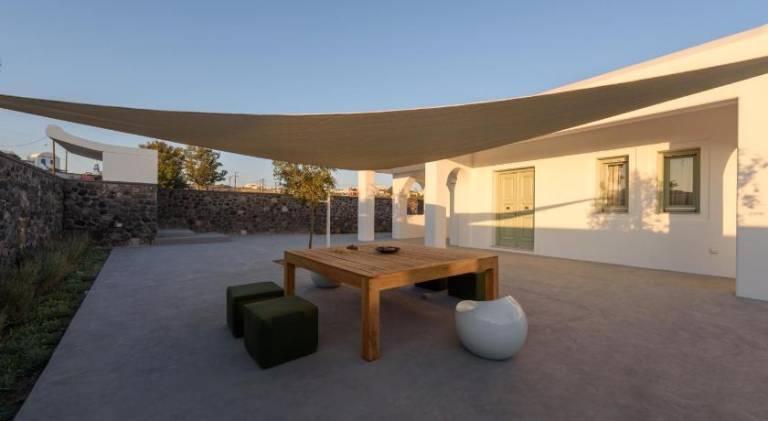 Villa with pool — photo 4