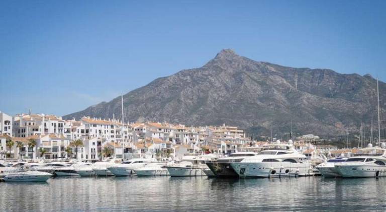 Holiday apartment with pool | Beach nearby | Pets are welcome in Marbella