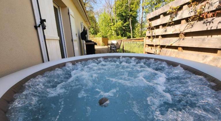 House with hot tub, patio & garden in Meaux
