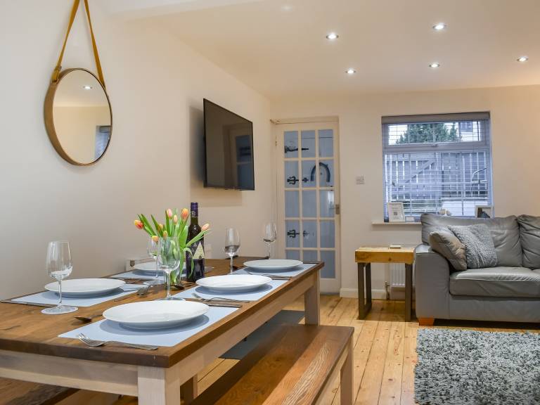 Cottage with garden | River view in Whitby