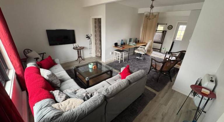 Large King Suite Completely Private Space Stay close enough to Newport without the Noise — photo 2