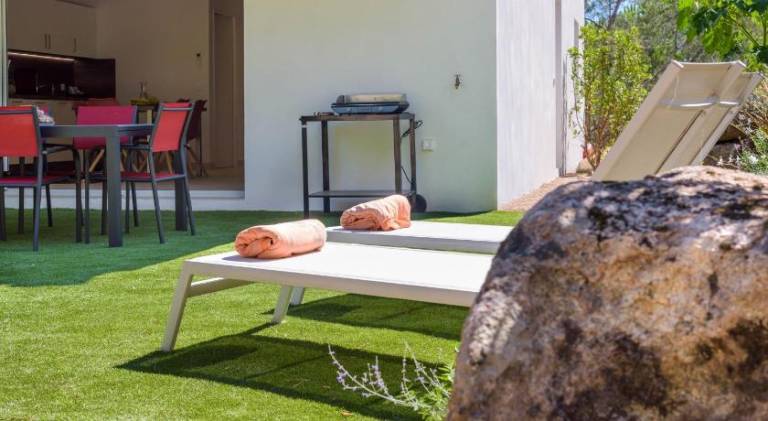 Vacation home with yard, pool & BBQ — photo 5