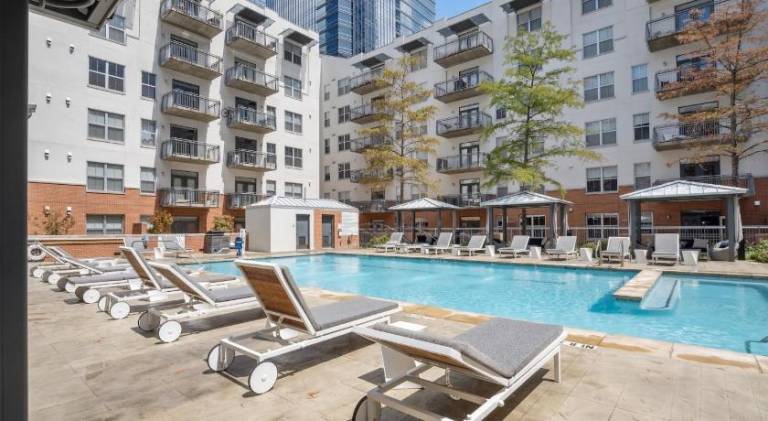 Serviced apartment with terrace, pool & barbecue | Near Texas Governor's Mansion — photo 2