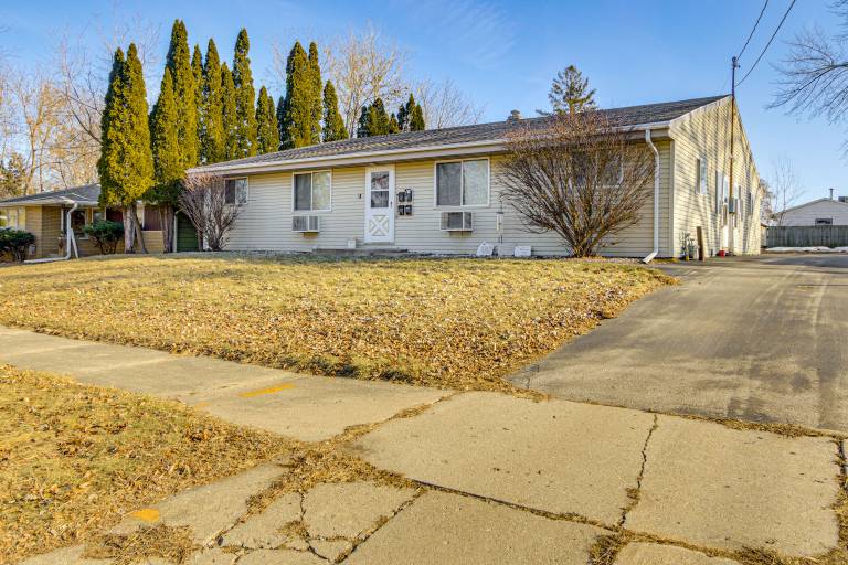 2 Mi to Dwtn Green Bay: Ideally Located Townhome! — photo 3