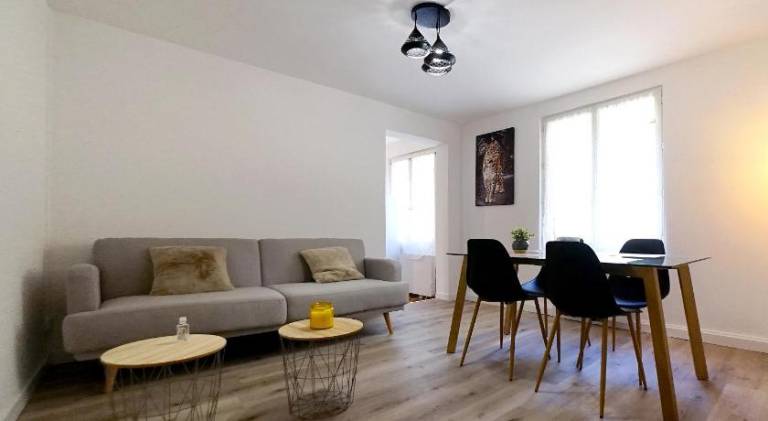 Holiday apartment with 2 rooms for 6 persons in Roanne