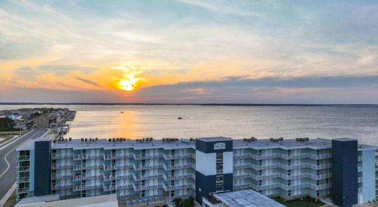 Big serviced apartment with jacuzzi & pool | Beach nearby | Pets are welcome in Ocean City, MD