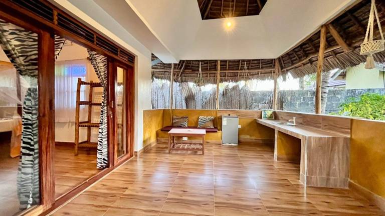 Beautiful lodge with patio & BBQ | Beach nearby | Pet-friendly — photo 2