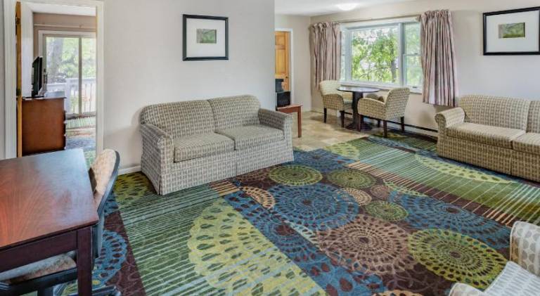 Travelodge by Wyndham Great Barrington Berkshires — photo 3