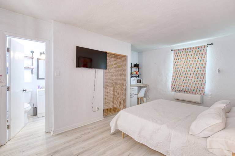 Pineapple Shores Retro Inn Unit 11