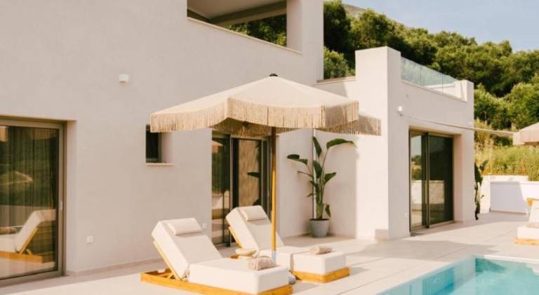 Fully equipped villa with patio, yard & private pool | Pet-friendly — photo 3
