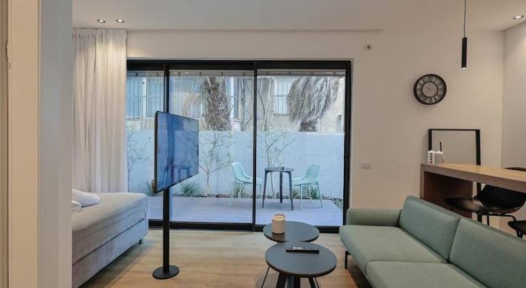 Rental apartment with yard in Tel Aviv
