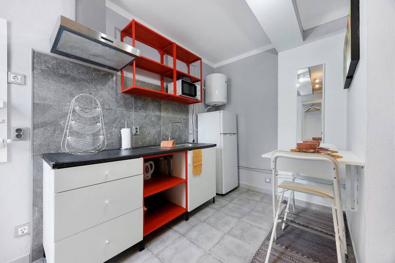 Studio Apartment 'Economy For Two in Lagos' with Shared Pool, Wi-Fi and Air Conditioning — photo 4