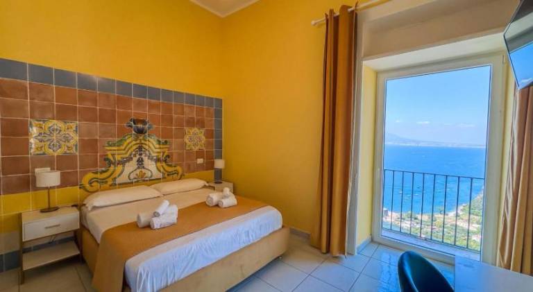 Charming rental apartment with patio | Next to the beach | Pet-friendly in Sorrento